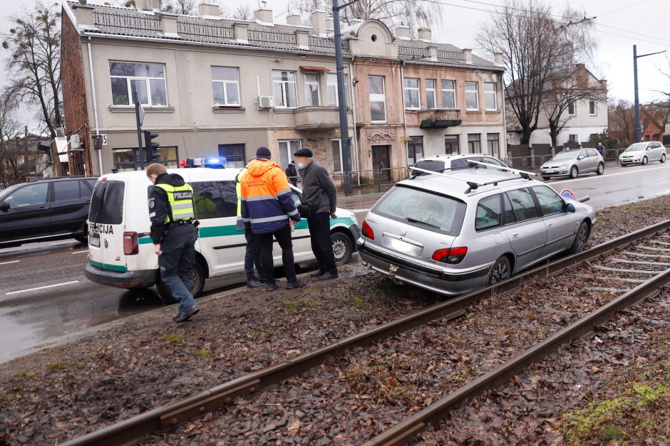 Po avarijos Šančiuose „Peugeot“ atsidūrė ant bėgių