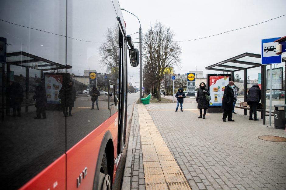 Sulaikyti trys jaunuoliai, užpuolę autobuso vairuotoją: ištraukė laukan ir sužalojo