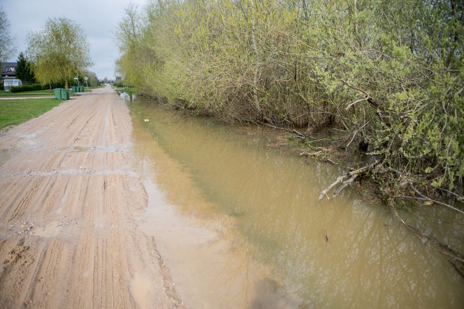 Romainių gyventojai stveriasi už galvų: gatvės virto upėmis, kiemai – ežerais