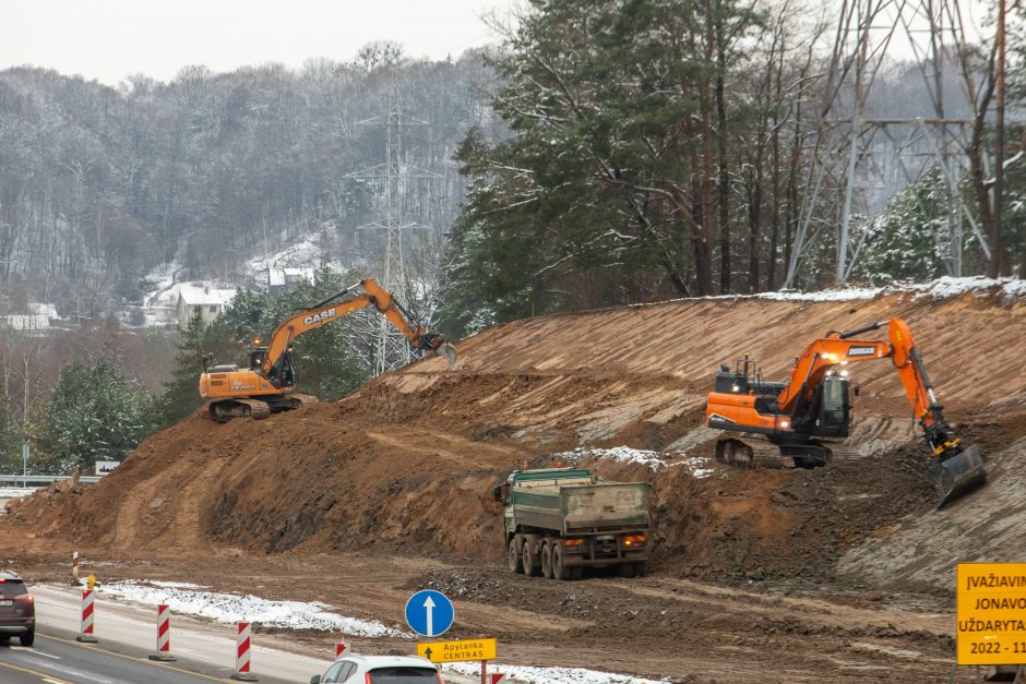 Žiema darbininkų namo nevaro: šiemet dar žadama nemažai ką nuveikti