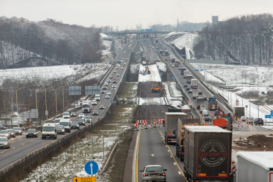 Žiema darbininkų namo nevaro: šiemet dar žadama nemažai ką nuveikti