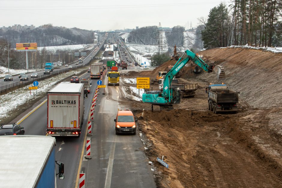 Žiema darbininkų namo nevaro: šiemet dar žadama nemažai ką nuveikti