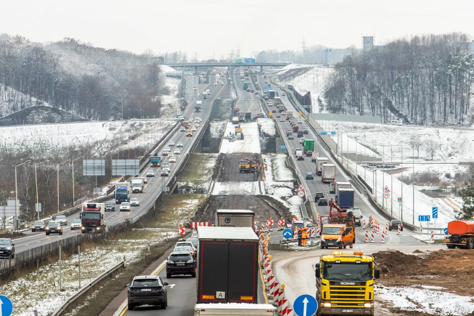 Žiema darbininkų namo nevaro: šiemet dar žadama nemažai ką nuveikti