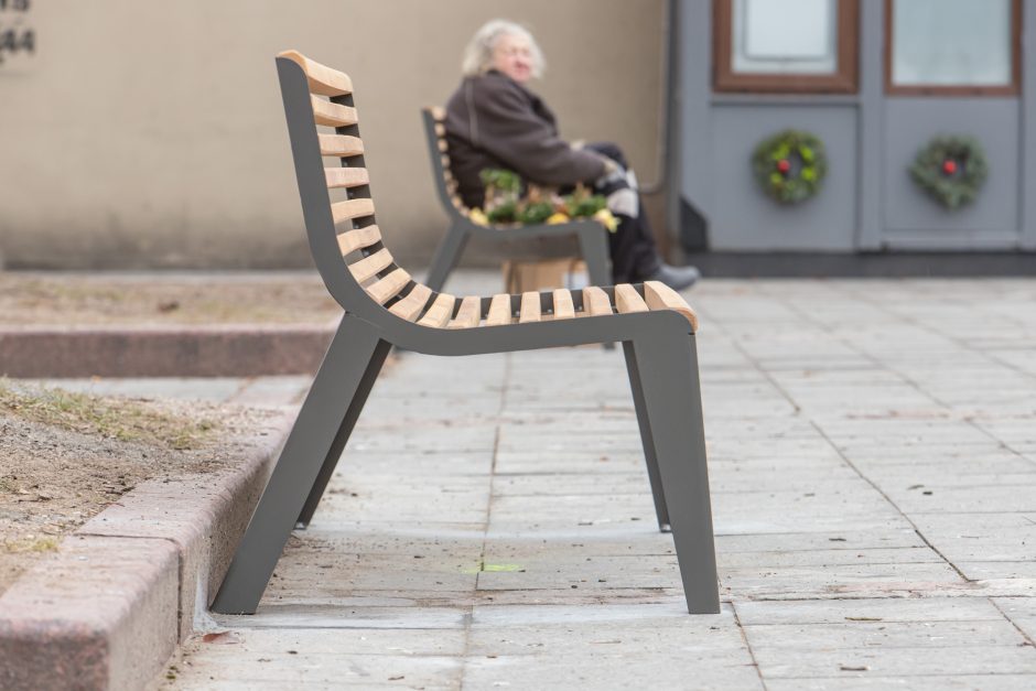 Vilniaus gatvėje – naujovės: atsirado suoliukai ir šiukšliadėžės