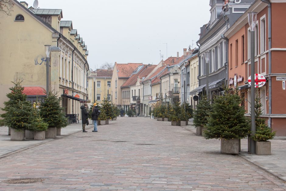 Vilniaus gatvėje – naujovės: atsirado suoliukai ir šiukšliadėžės