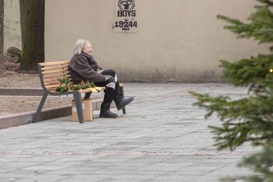 Vilniaus gatvėje – naujovės: atsirado suoliukai ir šiukšliadėžės