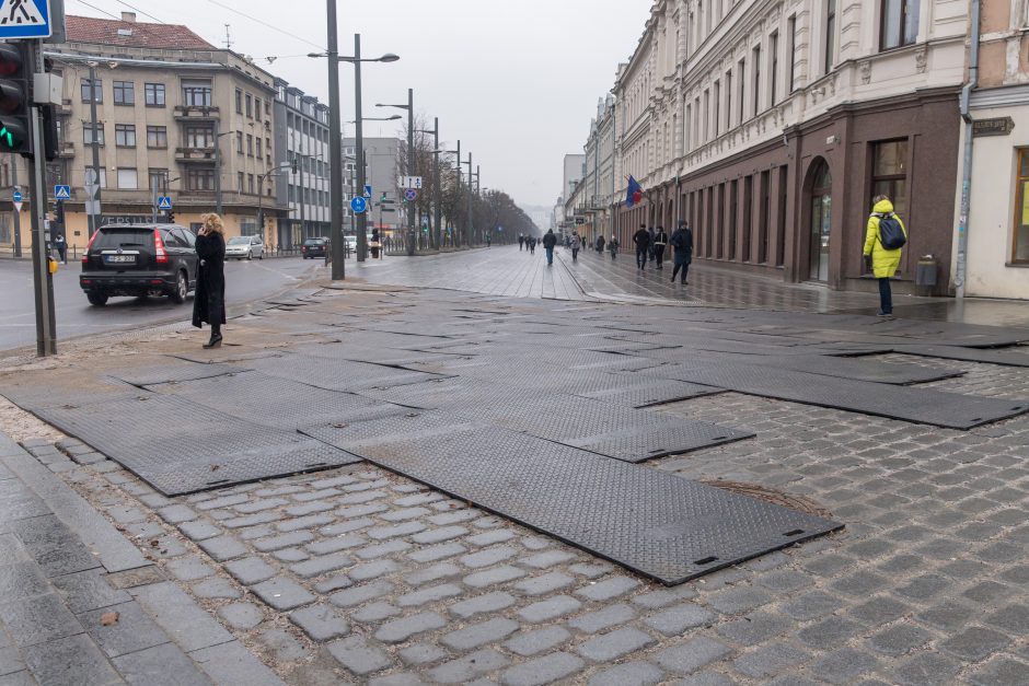 Vilniaus gatvėje – naujovės: atsirado suoliukai ir šiukšliadėžės