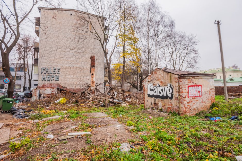 Nuo buvusio kino teatro nužengė žodis „Laisvė“