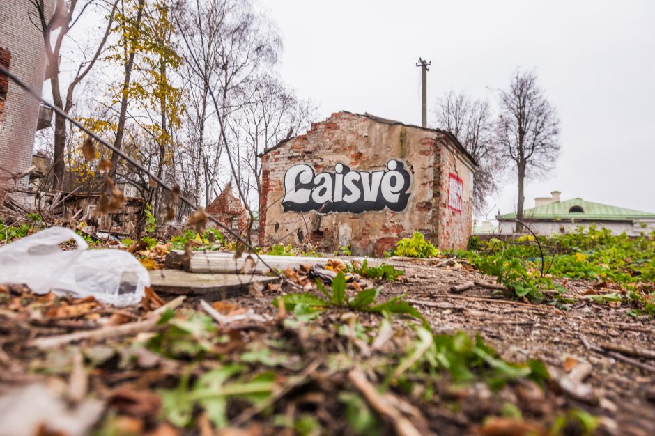 Nuo buvusio kino teatro nužengė žodis „Laisvė“