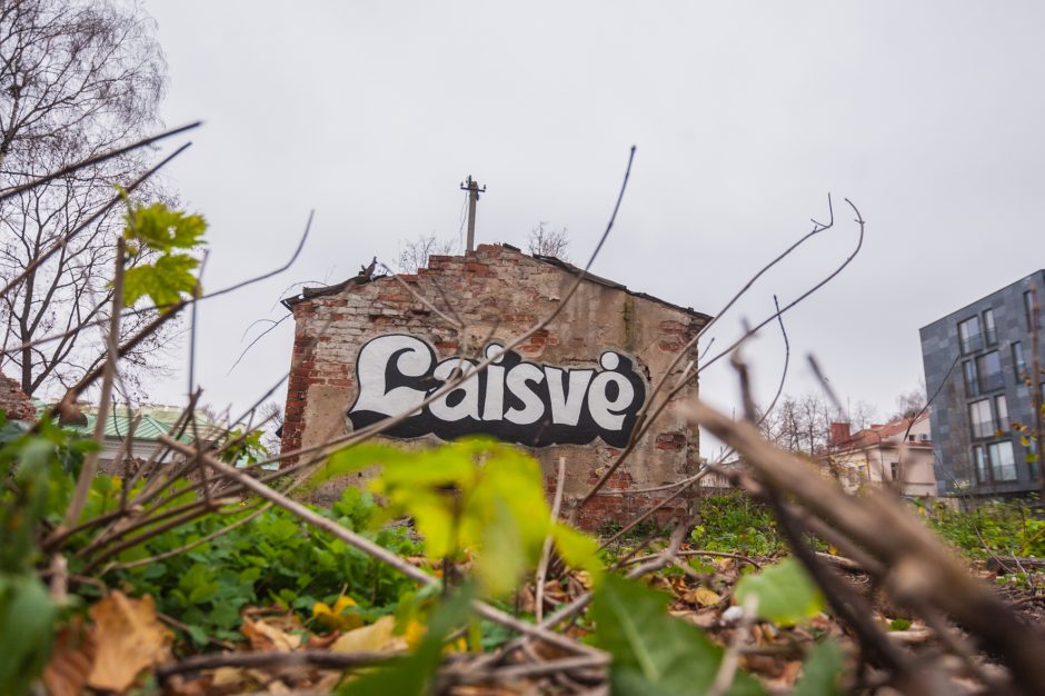 Nuo buvusio kino teatro nužengė žodis „Laisvė“