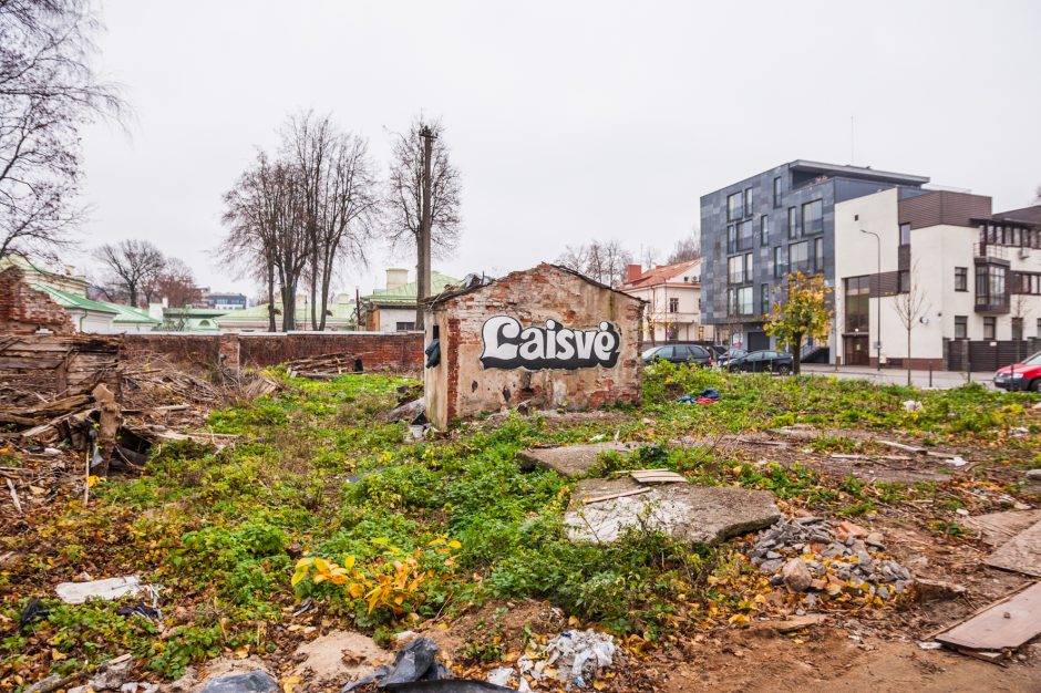 Nuo buvusio kino teatro nužengė žodis „Laisvė“