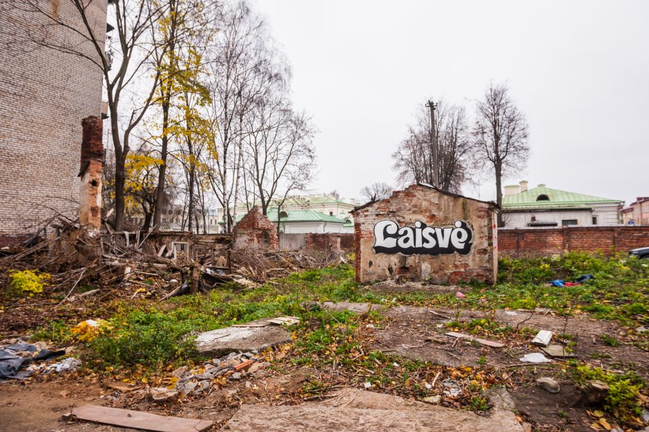 Nuo buvusio kino teatro nužengė žodis „Laisvė“