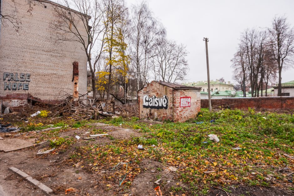 Nuo buvusio kino teatro nužengė žodis „Laisvė“