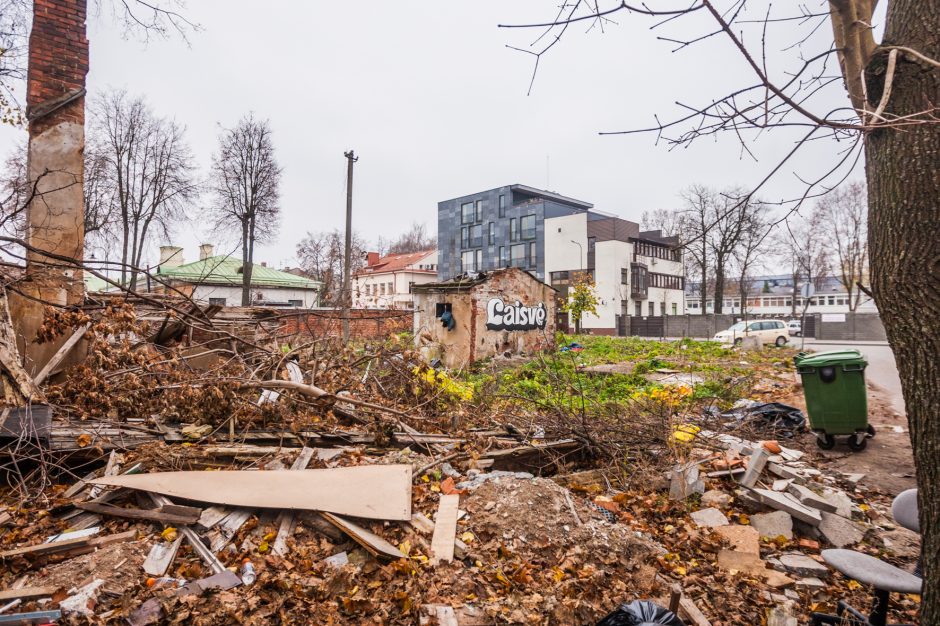 Nuo buvusio kino teatro nužengė žodis „Laisvė“