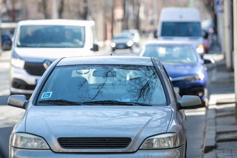 Cinizmas: net prabangių automobilių vairuotojai apsimeta neįgaliaisiais?