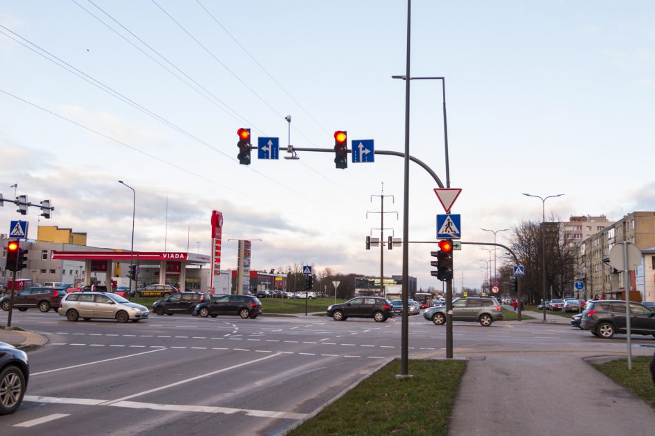 Kauno sankryžose jau kabinamos žaliosios rodyklės