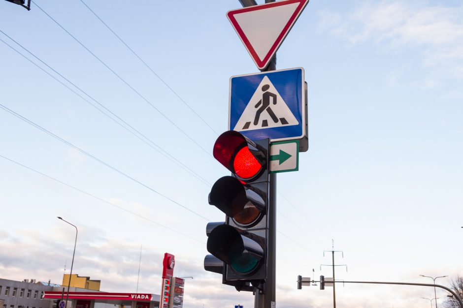 Kauno sankryžose jau kabinamos žaliosios rodyklės