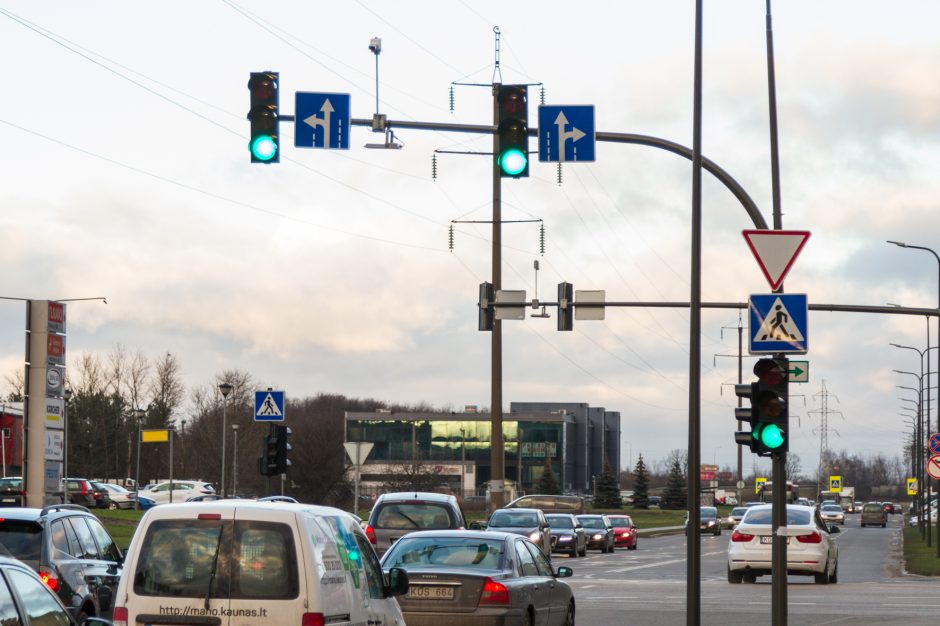 Kauno sankryžose jau kabinamos žaliosios rodyklės