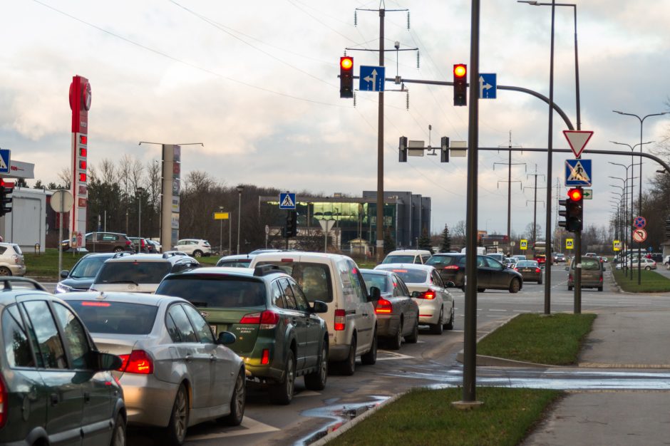 Kauno sankryžose jau kabinamos žaliosios rodyklės