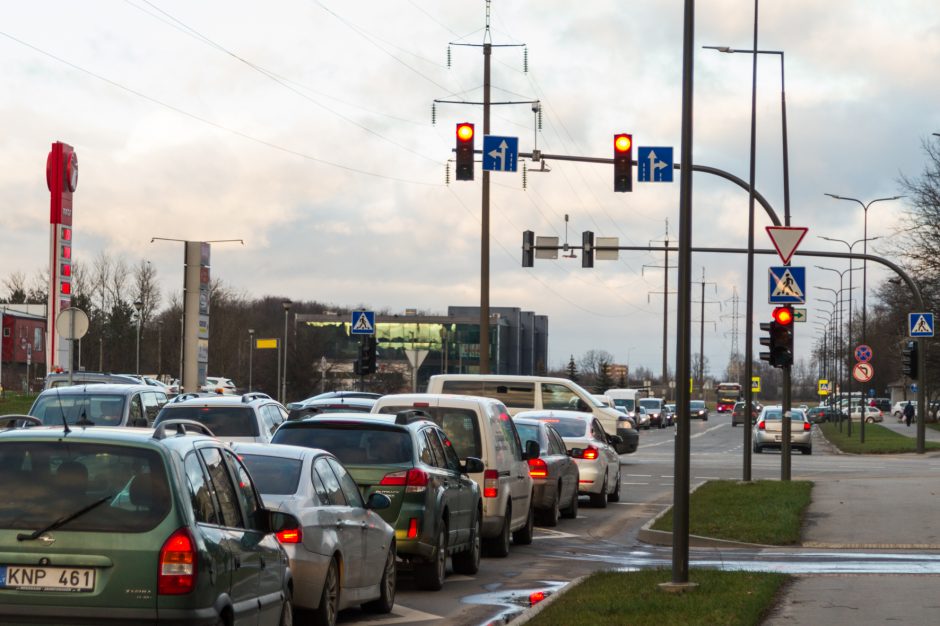 Kauno sankryžose jau kabinamos žaliosios rodyklės