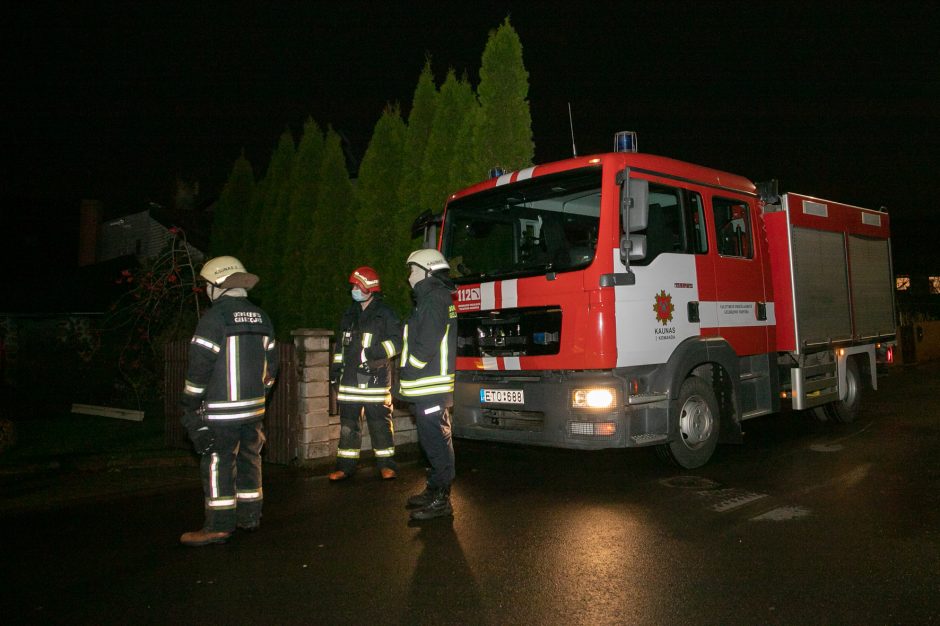 Šančiuose užsiliepsnojo gyvenamasis namas, žmonės spėjo evakuotis