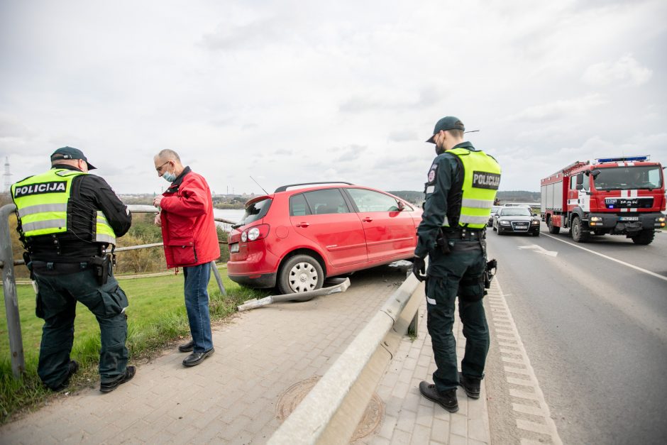 Prie Kauno hidroelektrinės ant atitvaro pavojingai pakibo moters vairuojamas „Volkswagen“ 