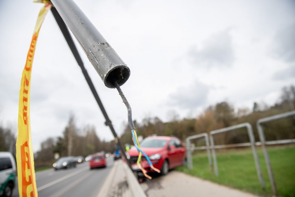 Prie Kauno hidroelektrinės ant atitvaro pavojingai pakibo moters vairuojamas „Volkswagen“ 