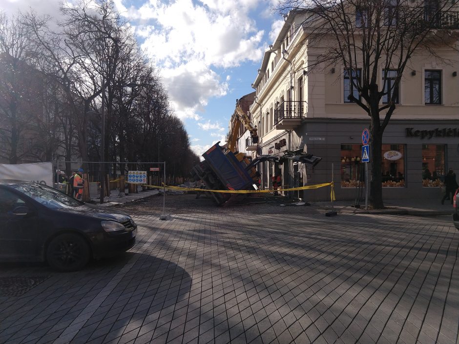 Per plauką nuo tragedijos: Laisvės alėjoje ant pėsčiųjų tako užvirto sunkvežimis