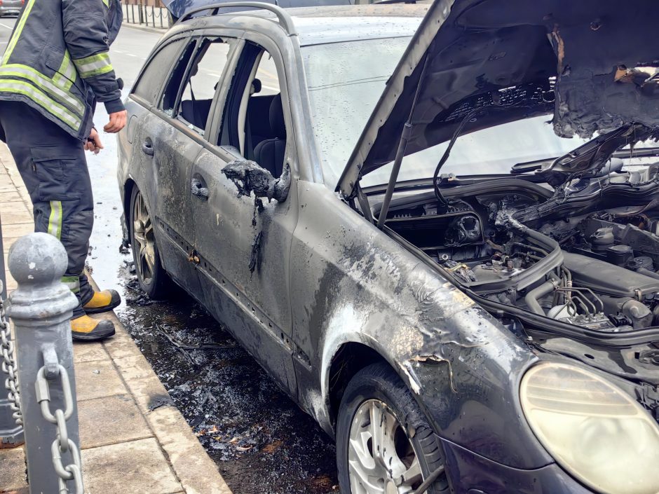 Užfiksavo: „Mercedes-Benz“ virto ugnies fakelu