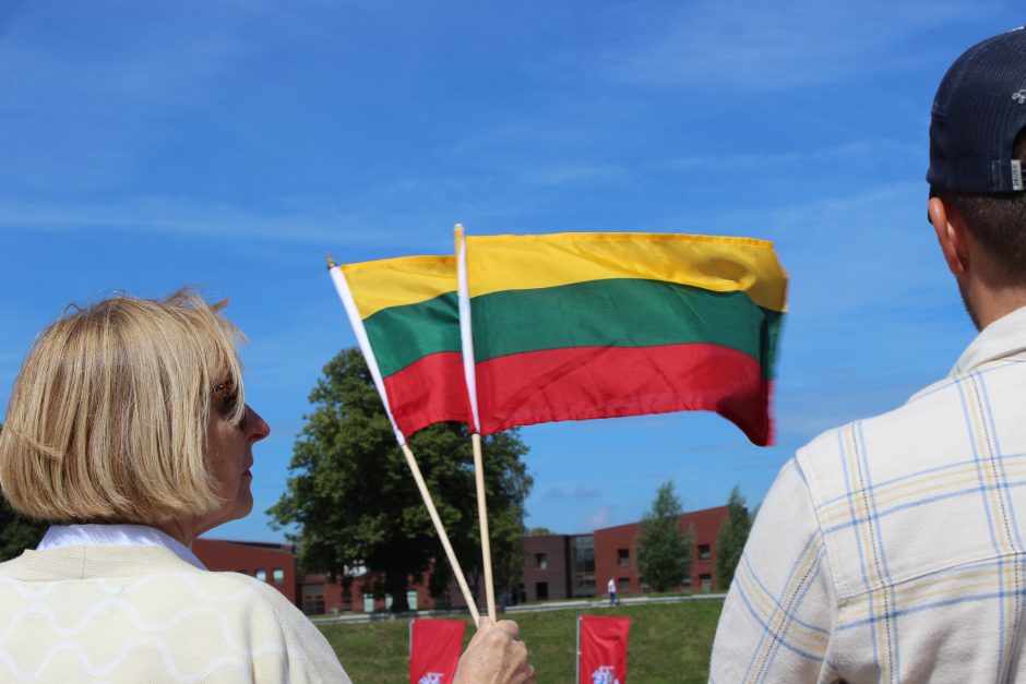 Jono kalnelyje iškilmingai iškelta Trispalvė