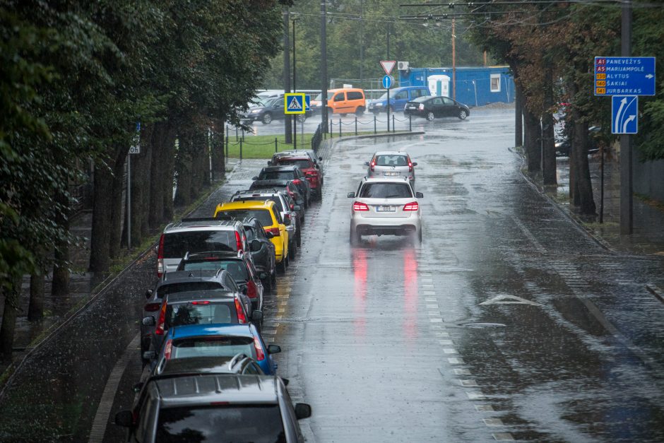 Vasara baigiasi su trenksmu: Kauną skalavo liūtis, lydima griausmingos perkūnijos