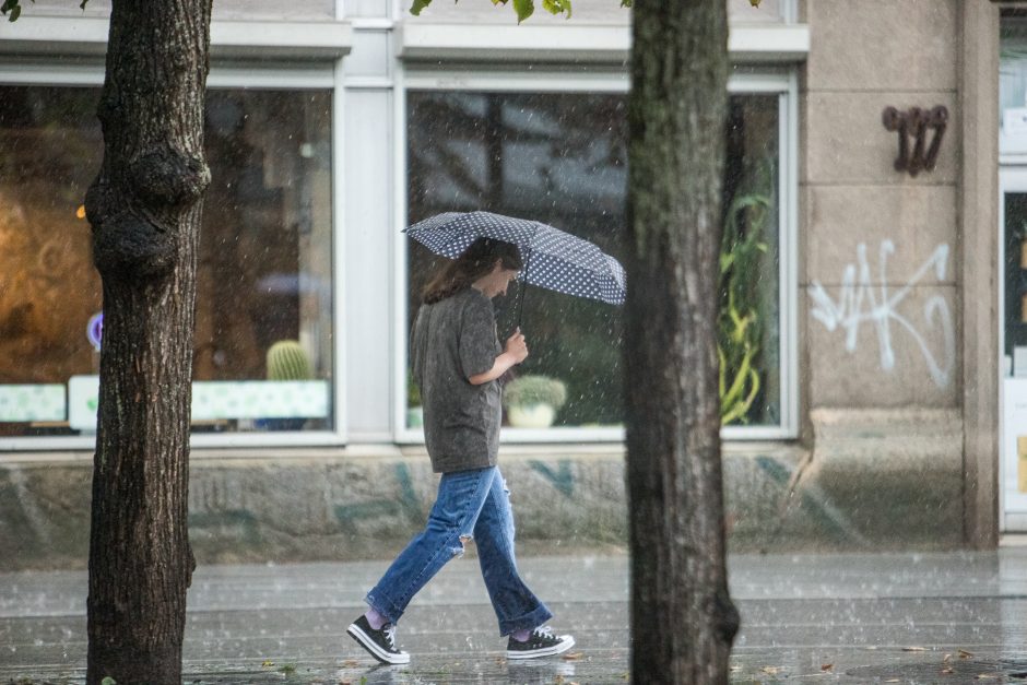 Vasara baigiasi su trenksmu: Kauną skalavo liūtis, lydima griausmingos perkūnijos