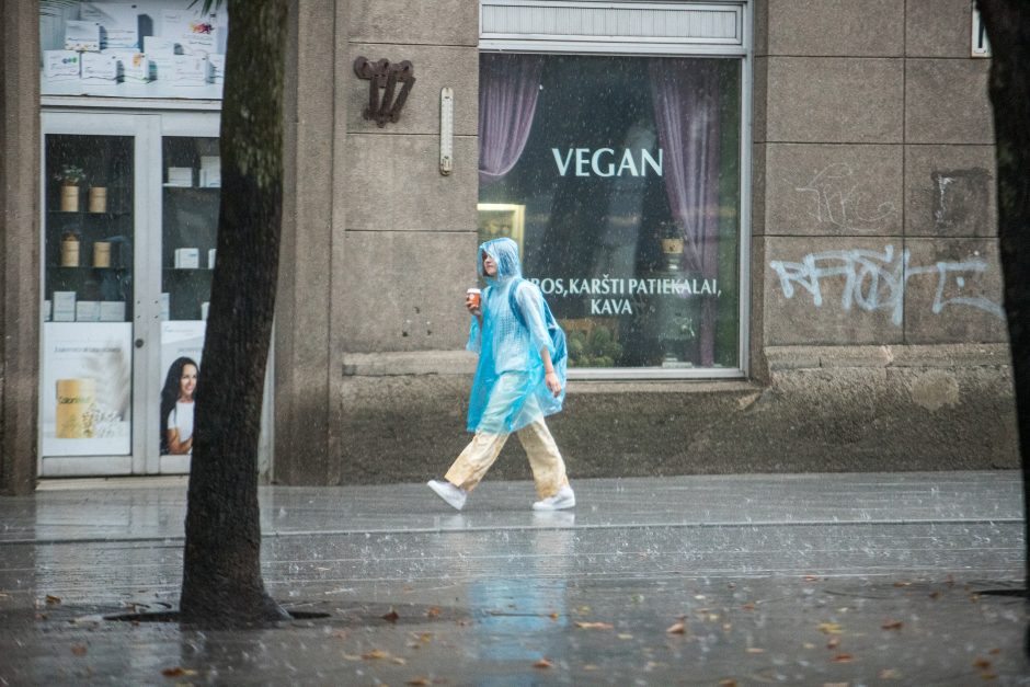 Vasara baigiasi su trenksmu: Kauną skalavo liūtis, lydima griausmingos perkūnijos