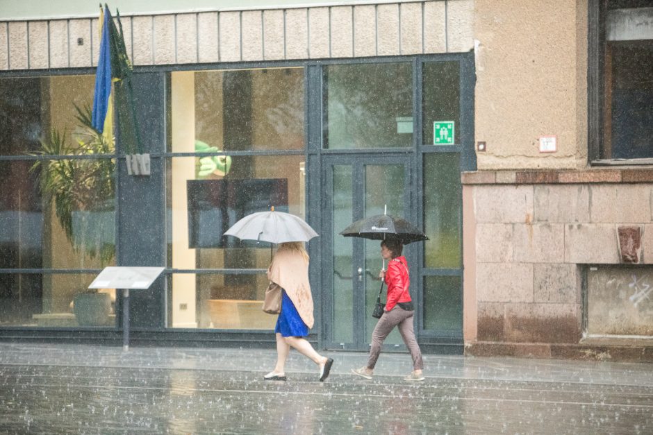 Vasara baigiasi su trenksmu: Kauną skalavo liūtis, lydima griausmingos perkūnijos