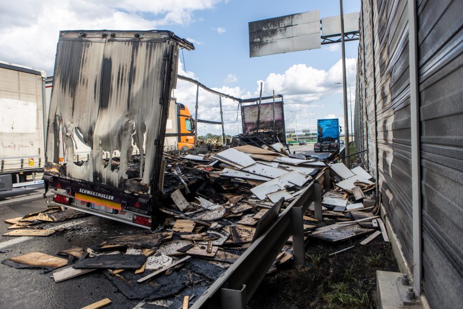 Pragaras „Megos“ prieigose: liepsnojančiu fakelu virto vilkiko vežtas medienos krovinys