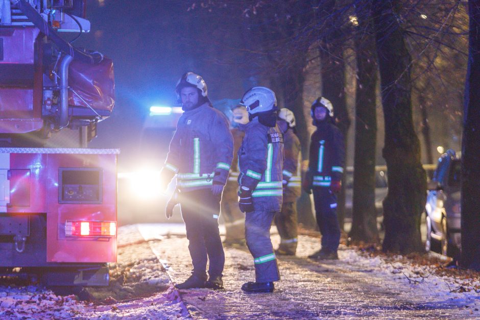 Prie „Molo“ liepsnojo butas: išgelbėta savininkė, evakuota dešimt žmonių 