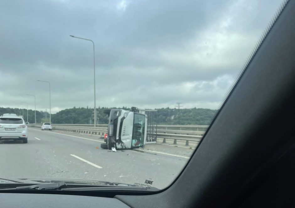 Po susidūrimo Vakariniame aplinkkelyje mikroautobusas liko ant šono, eismas paralyžiuotas