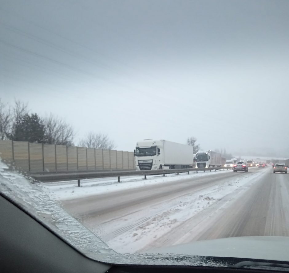 Kelią užtvėrė penki sunkvežimiai – neužkyla į kalną, sužeistas pėsčiasis