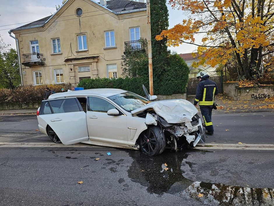 Sostinėje girtas „Jaguar“ vairuotojas sukėlė šiurpią avariją: viskas baigėsi smūgiu į namą