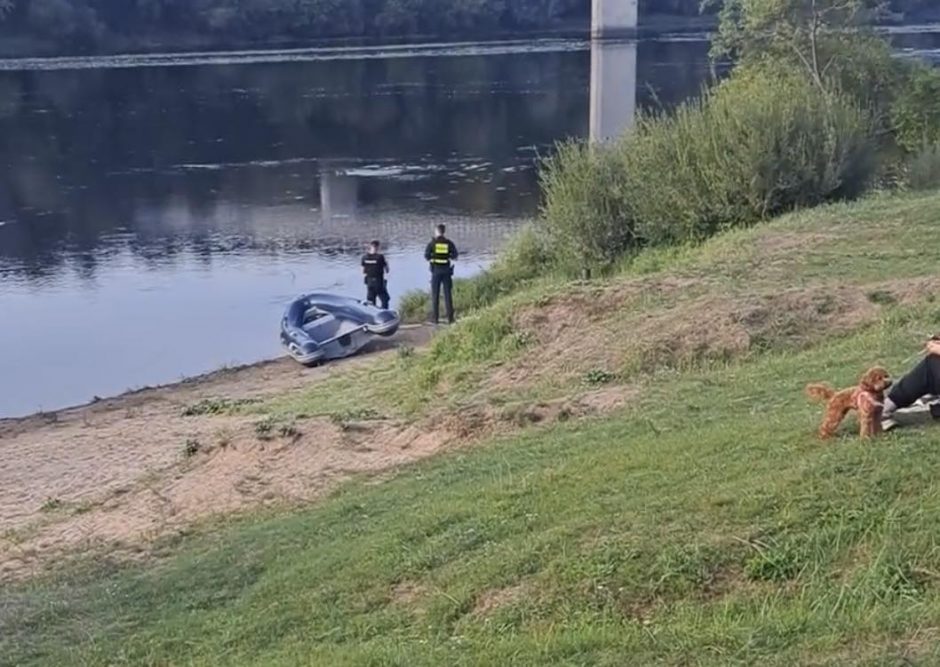 Tęsiasi vyro paieškos: Panemunės paplūdimyje dirba narai, keliamas dronas 