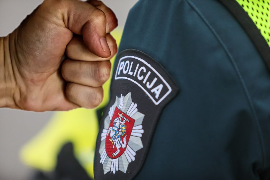 Policijos komisariate girtas nepilnametis sužeidė pareigūną