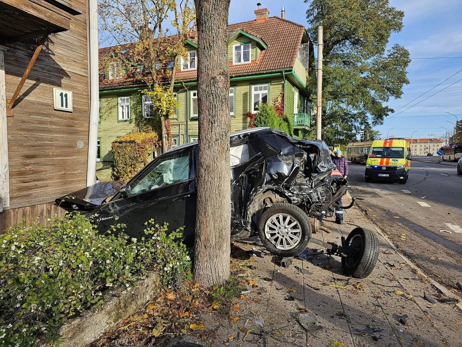 Sostinėje girtas „Jaguar“ vairuotojas sukėlė šiurpią avariją: viskas baigėsi smūgiu į namą