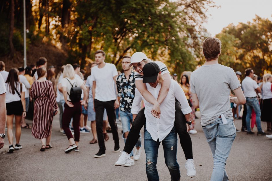 Tūkstantinė minia Kalnų parke pasitiko atlikėją LP