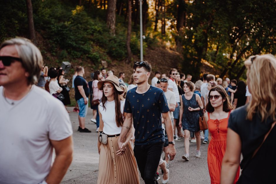 Tūkstantinė minia Kalnų parke pasitiko atlikėją LP