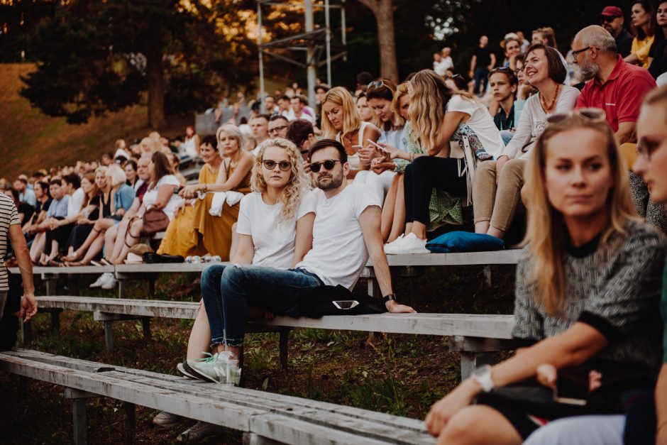 Tūkstantinė minia Kalnų parke pasitiko atlikėją LP