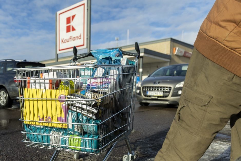 Apsipirkti į Lenkiją plūsta ir čekai: nuo lentynų šluoja ne tik maistą