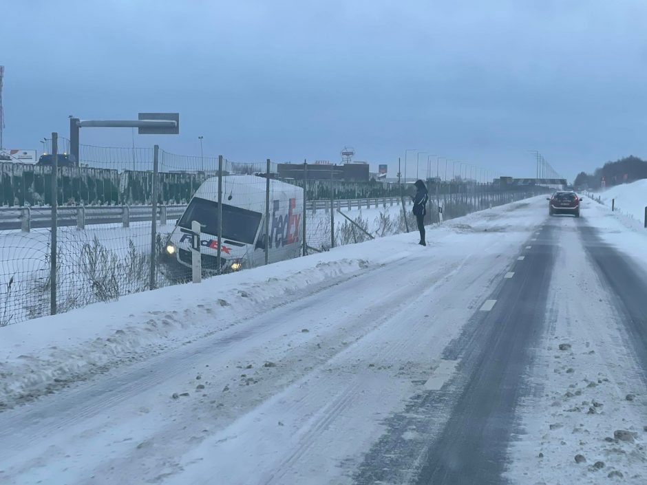 Žiemos išbandymus atlaiko ne visi vairuotojai – vienas po kito lekia nuo kelio