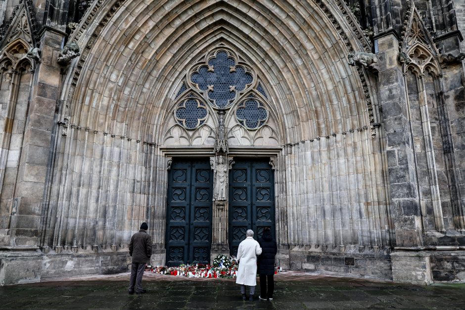 Magdeburge šimtai žmonių susirinko pagerbti išpuolio kalėdinėje mugėje aukų