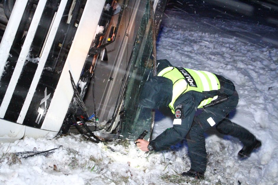 Magistralėje – chaosas: žiemos išbandymų neišlaikė sunkvežimiai, stoja eismas