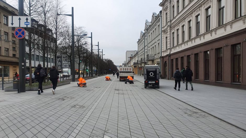 Taisomas brokas: Laisvės alėjoje darbininkai keičia suskilusias plyteles